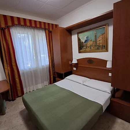 Tito 2 Hotel Mestre